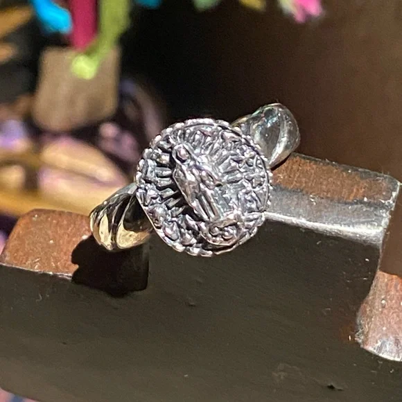 Dian Malouf Virgin Mary ring - Picture 3 of 10